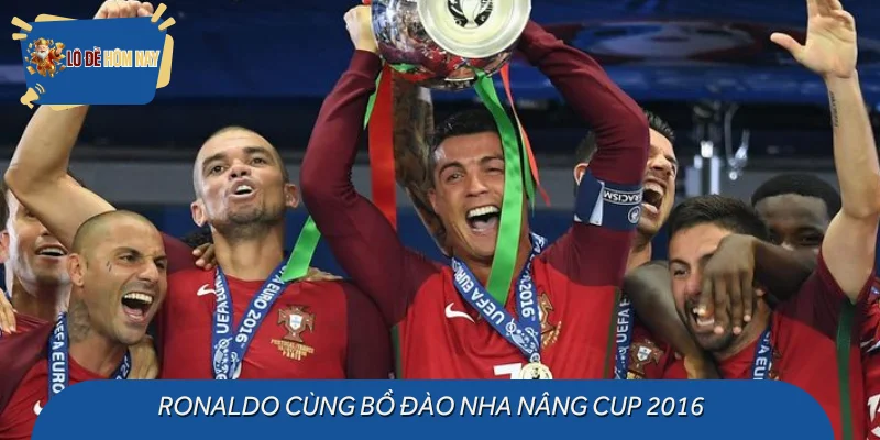 Ronaldo cùng Bồ Đào Nha nâng cup 2016